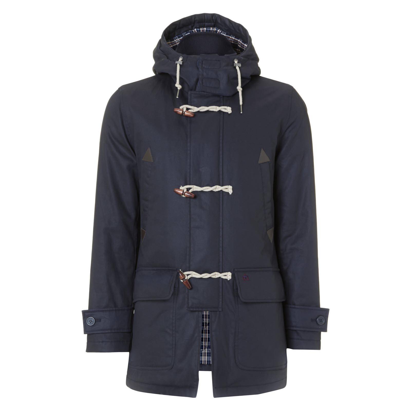 Парка Havant Парка HavantВерхняя одежда<br>Модная стилизованная под smart casual гардероб шноркель парка с утепленным капюшоном, украшенным подкладкой из классической клетчатой ткани «plaid check». Основная застежка на молнии скрыта широкой прямоугольной планкой, к которой пристрочены позаимствованные у знаменитого дафлкота канатные петли под вытянутые аутентичные деревянные пуговицы. Воротник-стойка из эластичной трикотажной резинки дополнительно фиксируется спереди застежкой капюшона на липучках, что создает двойную защиту от ветра и осадков. Капюшон также затягивается на канатный шнурок, красиво сочетающийся с аутентичной застежкой «моржовый клык». Парка имеет стандартный набор из четырех наружных карманов, включая два удобных накладных кармана снизу, а также один внутренний для документов или ценных вещей. Утеплена синтепоновым слоем, рассчитанным на температуру до минус 10-15 градусов, и пропитана водоотталкивающим составом.<br><br>Артикул: 1114210<br>Материал: 60% хлопок, 40% нейлон. Подкладка - 100% хлопок<br>Цвет: темно-синий<br>Пол: Мужской