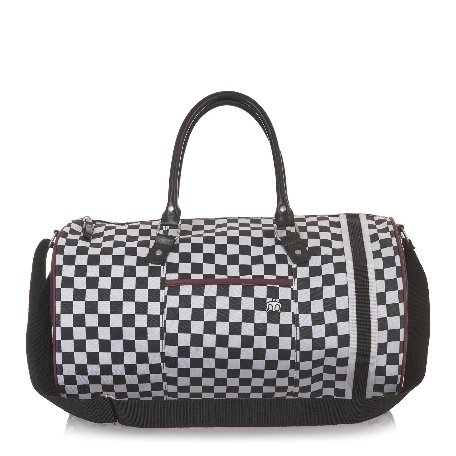 Сумка Boysie Сумка BoysieRude Boy by Merc<br>Универсальная сумка Barrel Bag формата унисекс. Произведена из высокопрочной полиамидной ткани Canvas на основе нейлона. Этот современный технологичный материал имеет длительный срок службы и не изнашивается при частых изгибах благодаря повышенной упругости. Он также обладает водозащитными свойствами, при этом микроскопические поры обеспечивают воздухопроницаемость, что немаловажно, если сумка будет выполнять спортивное предназначение. Цилиндрическая форма позволяет с комфортом носить её на плечевом ремне с регулятором длины. Ремень, а также вытянутые кожаные ручки надежно фиксируются к основанию прошитым по всему периметру креплением с металлическими заклепками, выдерживающим значительный вес. Имеет одно основное отделение объемом 15-20 литров, небольшой внутренний карман для мелочевки и прямоугольный наружный карман. Красивый декор составляет эффектная черно-белая шашечка, традиционная для ретро стиля капроновая стропа с узором в вертикальную полоску по всей окружности сумки справа, контрастная, фирменного багряного цвета, отделка внешнего кармана и круглого каркаса по бокам, а также брендовый логотип Корона спереди. Может быть использована в качестве спортивной, дорожной или повседневной модели. Д х Ш х В – 45 х 27 х 27 см.<br><br>Артикул: 1016101<br>Материал: 100% нейлон<br>Цвет: черно-белая шашечка<br>Пол: Мужской