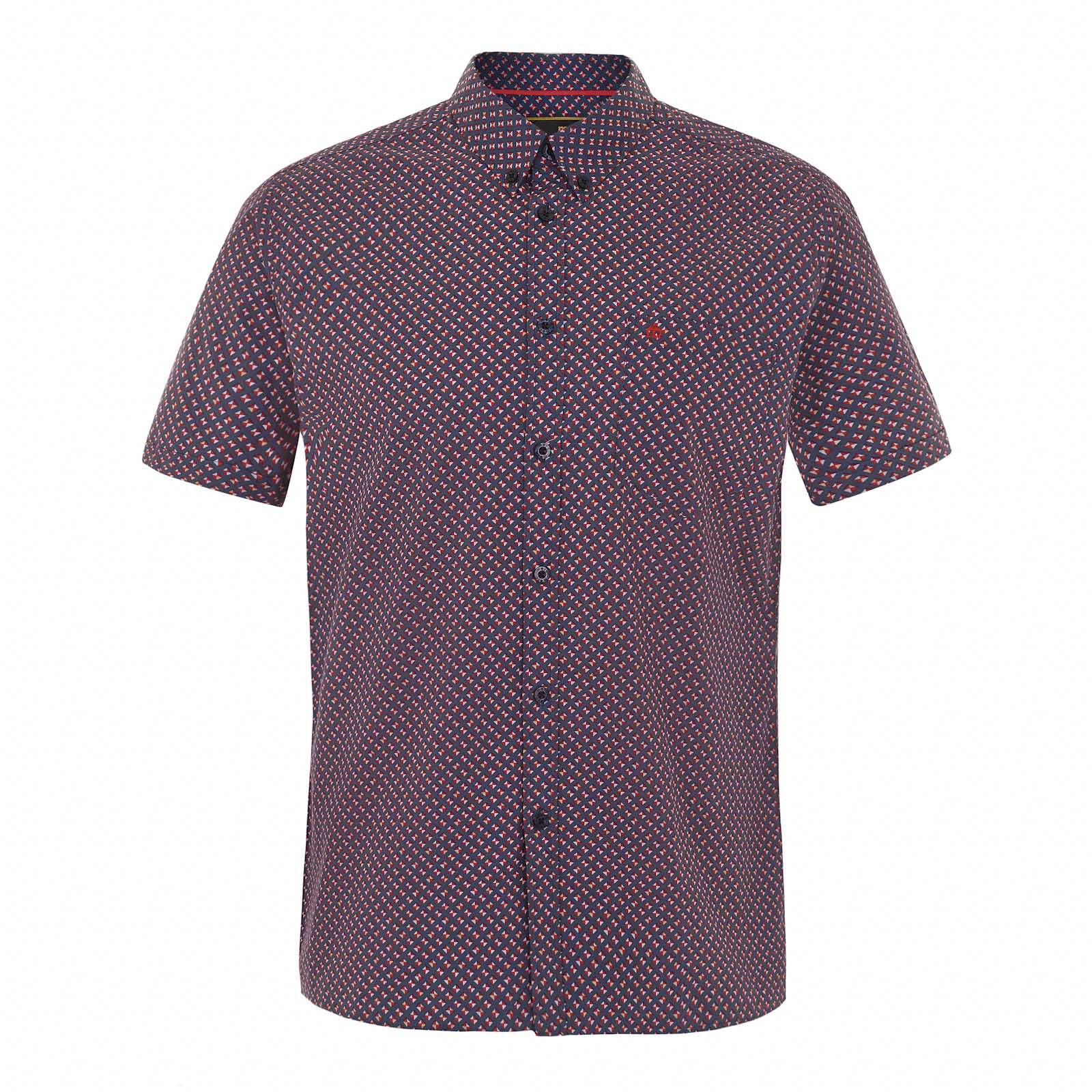 Рубашка Misson Рубашка MissonButton Down<br>Мужская приталенная рубашка с воротником button down на пуговицах. Произведена из легкой натуральной рубашечной ткани поплин с мелким геометрическим принтом в стиле ретро. Можно носить навыпуск или заправлять в брюки, сочетая с Харрингтоном, чиносами и Desert Boot. Благодаря особенностям воротника прекрасно комбинируется с трикотажем. Брендирована фирменным логотипом Корона, вышитым на незаметном нагрудном кармане слева.<br><br>Артикул: 1515102<br>Материал: 100% хлопок<br>Цвет: синий<br>Пол: Мужской
